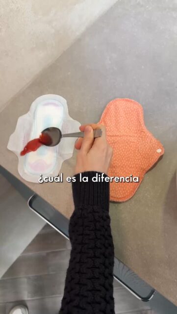 ¿Cual es la diferencia entre una compresa desechable y una reutilizable? 🤔Comparamos cuanto absorbe una compresa normal y una de tela y esto es lo que sucedió.Si quieres pasarte a las compresas de tela, 📲 entra en ceroresiduo.com#ceroresiduo #compresasreutilizables #zerowaste #compresasdetela