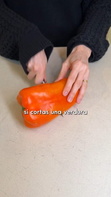 Si cortas una verdura, la envuelves en film y la guardas en la nevera, no está mal, está fatal 😜¿Conoces la tela de cera de abejas?Se utiliza como el film y es impermeable.Si quieres ahorrar 108 metros de film al año, entra en 📲ceroresiduo.com#ceroresiduo #zerowaste #teladeceradeabeja