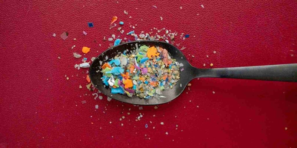 cuchara con microplásticos