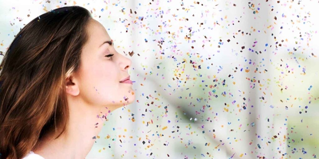 mujer respirando microplásticos